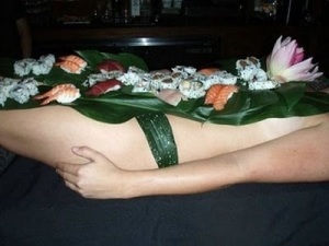  Makan Sushi Atas Tubuh Wanita 