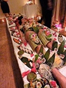  Makan Sushi Atas Tubuh Wanita 
